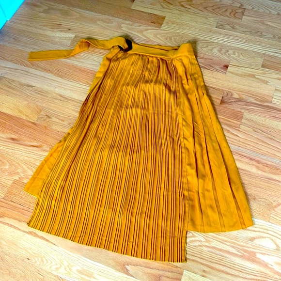 Wrap up asymmetrical pleated skirt - Picture 6 of 8